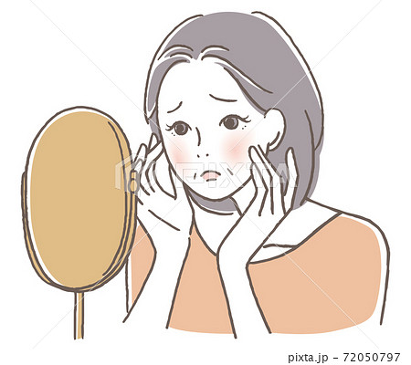 鏡を見て悩むシニア女性 72050797