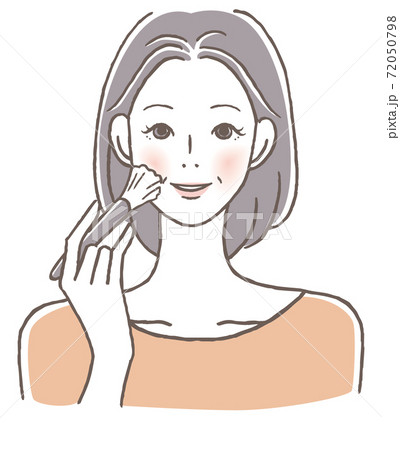 メイクするシニア女性 72050798
