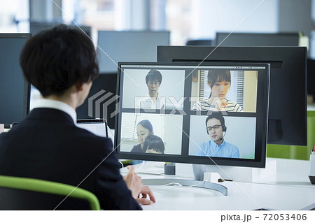 在宅スタッフとオンライン会議するオフィスの男性 72053406