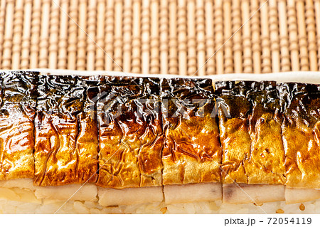 焼き鯖寿司のアップ。 72054119