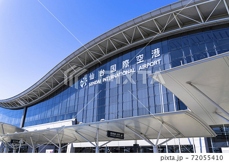 青空と仙台国際空港ターミナルビル　宮城県名取市　 72055410