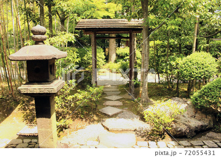 有楽苑の茶室の入り口の門 72055431