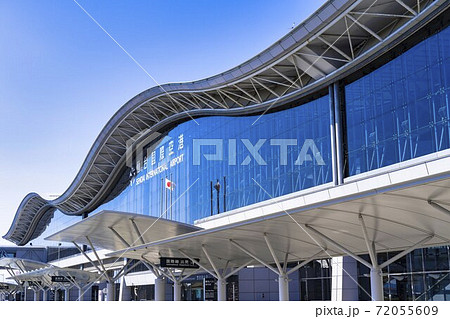青空と仙台国際空港ターミナルビル　宮城県名取市　 72055609