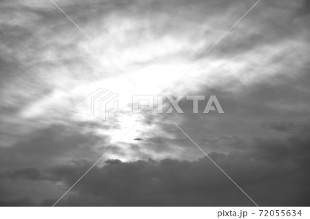 　もくもく涌き雲　青空と白い涌き雲　大空と雲の表情 72055634