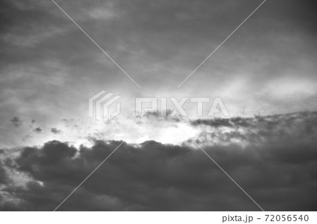 　もくもく涌き雲　青空と白い涌き雲　大空と雲の表情 72056540