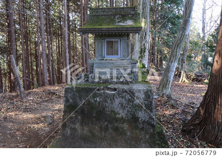 山中の神社 72056779