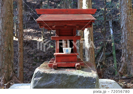 山中の神社 72056780