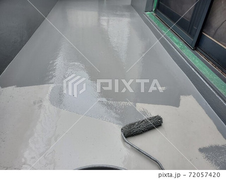 ウレタン防水におけるトップコート塗布 72057420