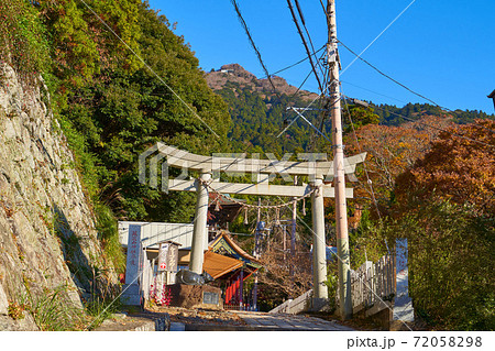 秋の筑波山 筑波山神社参道越しに女体山頂方面を見る 秋の筑波山 筑波山神社参道越しに女体山頂方面を見る 72058298