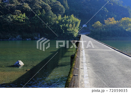名越屋沈下橋 水面に映る影 秋 高知県 仁淀川 の写真素材
