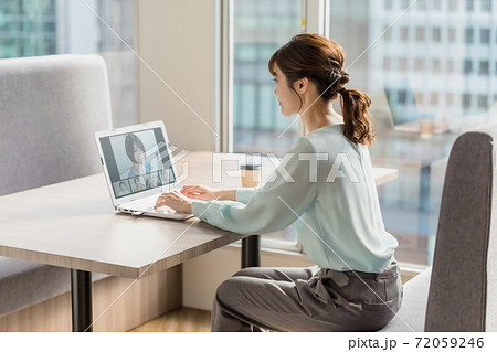 カフェで仕事をする女性 72059246