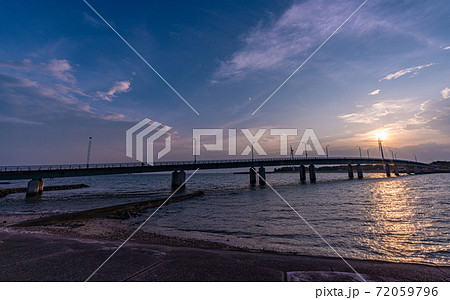 愛知・新舞子マリンパークの夕日とファインブリッジ 72059796