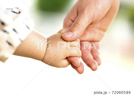 母親と赤ちゃんが手をつなぐ 親子の触れ合いの写真素材 7605