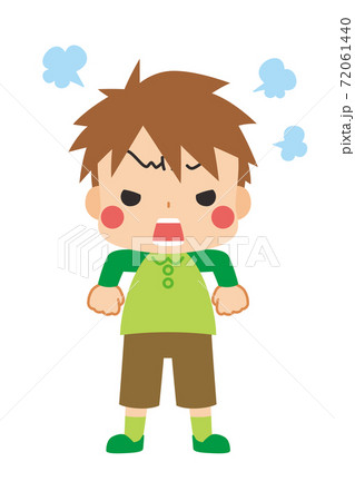 肩を怒らせプンプンと文句を言うご立腹の可愛い小さな男の子 肩を怒らせプンプンと文句を言うご立腹の可愛い小さな男の子 72061440