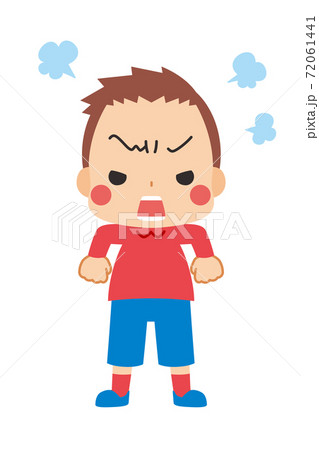 肩を怒らせプンプンと文句を言うご立腹の可愛い小さな男の子 72061441