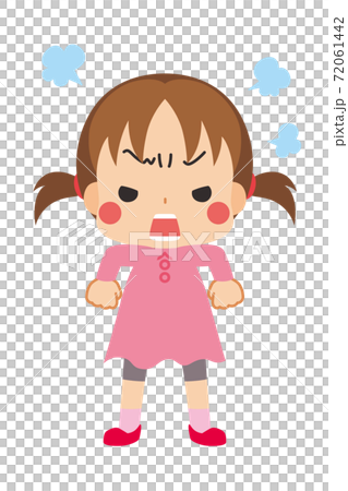 肩を怒らせプンプンと文句を言うご立腹の可愛い小さな女の子 72061442