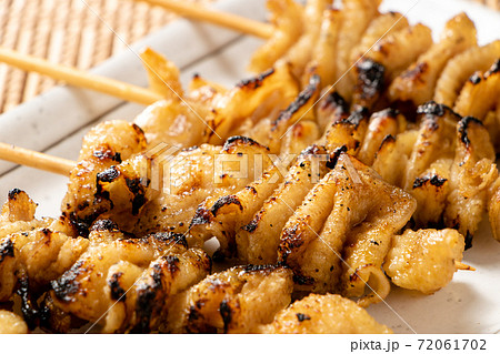 焼き鳥 皮塩串 鶏皮の塩焼き の写真素材