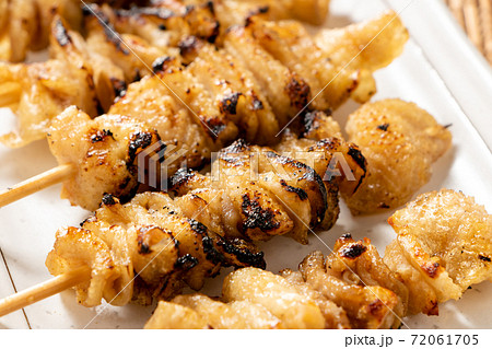 焼き鳥 皮塩串 鶏皮の塩焼き の写真素材