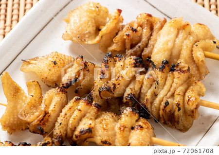 焼き鳥 皮塩串 鶏皮の塩焼き の写真素材