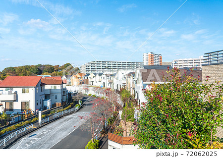 高台から見渡す郊外の住宅街 高台から見渡す郊外の住宅街 72062025