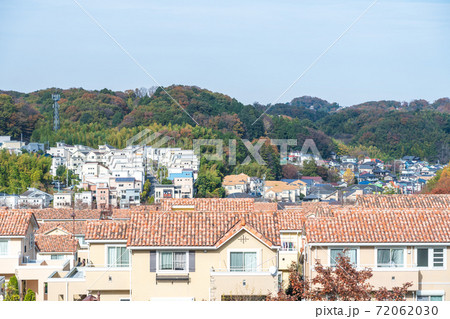 高台から見渡す郊外の住宅街 高台から見渡す郊外の住宅街 72062030