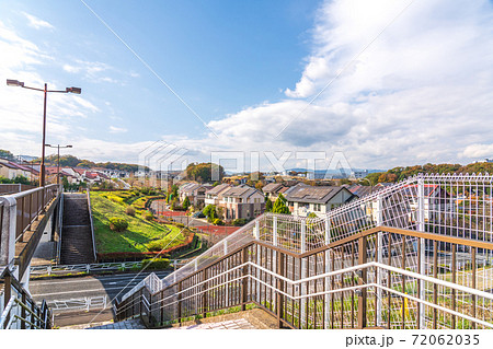 高台から見渡す郊外の住宅街 高台から見渡す郊外の住宅街 72062035