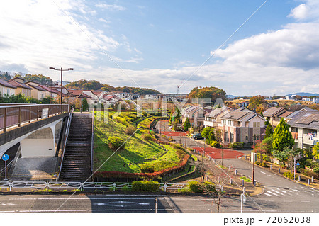 高台から見渡す郊外の住宅街 高台から見渡す郊外の住宅街 72062038