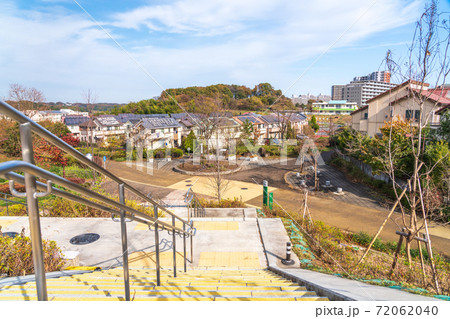 高台から見渡す郊外の住宅街 高台から見渡す郊外の住宅街 72062040