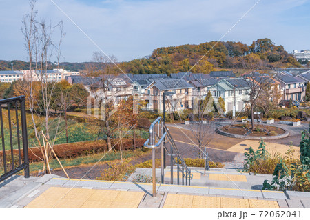 高台から見渡す郊外の住宅街 高台から見渡す郊外の住宅街 72062041
