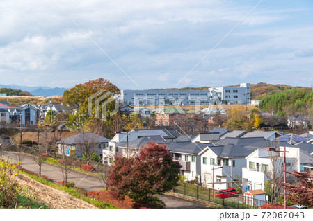 高台から見渡す郊外の住宅街 高台から見渡す郊外の住宅街 72062043
