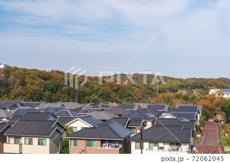 高台から見渡す郊外の住宅街 高台から見渡す郊外の住宅街 72062045