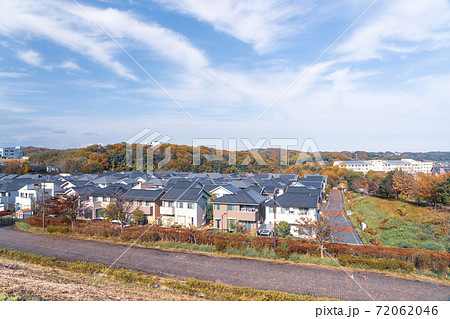 高台から見渡す郊外の住宅街 72062046