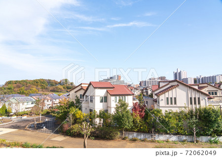 高台から見渡す郊外の住宅街 高台から見渡す郊外の住宅街 72062049