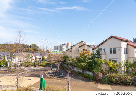 高台から見渡す郊外の住宅街 高台から見渡す郊外の住宅街 72062050