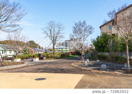 高台から見渡す郊外の住宅街 高台から見渡す郊外の住宅街 72062052