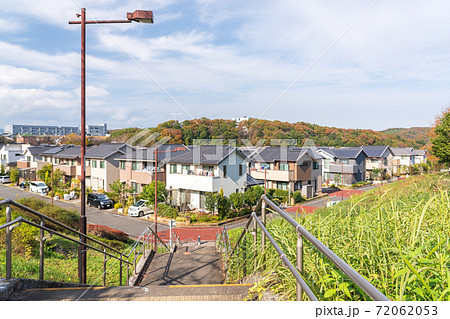 高台から見渡す郊外の住宅街 高台から見渡す郊外の住宅街 72062053