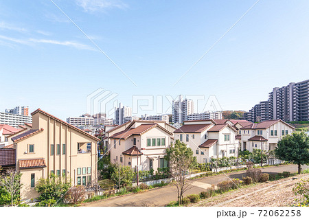 高台から見渡す住宅街 72062258