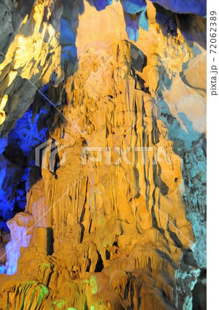 ベトナム、ハロン湾、ハロン湾クルーズ、ティエンクン洞 ベトナム、ハロン湾、ハロン湾クルーズ、ティエンクン洞 72062389