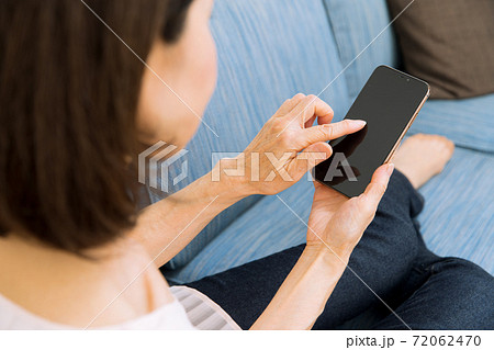 スマートフォンを操作する女性　手元 72062470