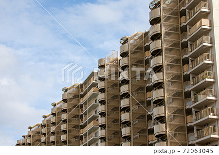 整然と並ぶマンションの外階段の写真素材