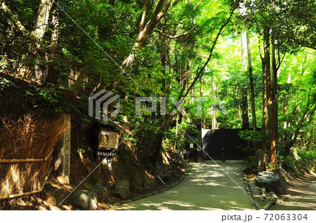 京都の町並み　嵐山・嵯峨野の大河内山荘庭園門と案内板 72063304