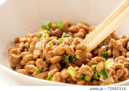 納豆を箸でかき混ぜる。 納豆を箸でかき混ぜる。 72063318