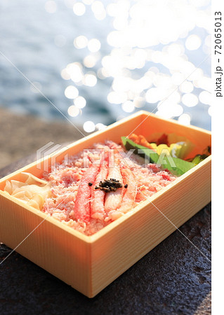 おいしい紅ズワイガニの蟹寿司 72065013