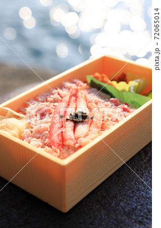 おいしい紅ズワイガニの蟹寿司 72065014