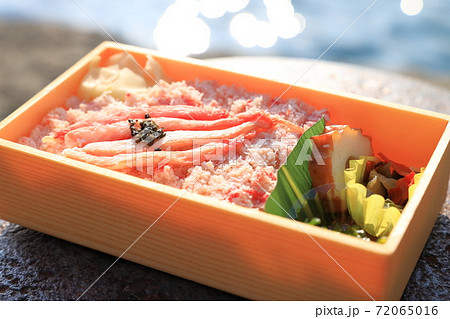 おいしい紅ズワイガニの蟹寿司 72065016