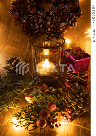 クリスマスの飾り物とランタンの光の写真素材