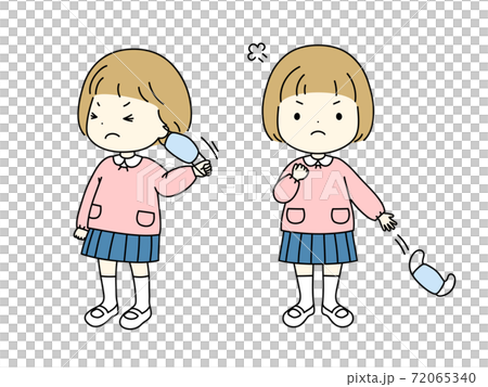 マスクを取ってしまう小さな女の子 72065340
