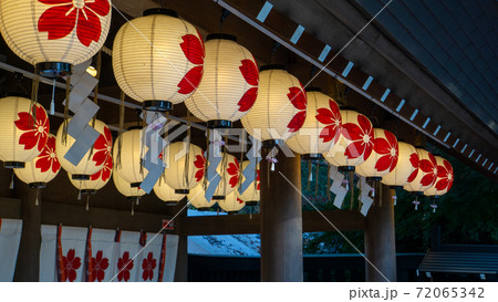桜木神社の門のちょうちん 72065342