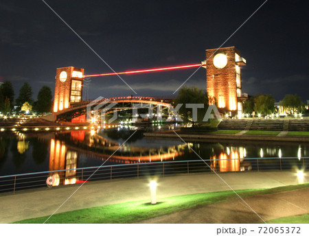 富山県、富岩運河環水公園の夜景とリフレクション 富山県、富岩運河環水公園の夜景とリフレクション 72065372