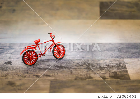 赤い自転車のミニチュアフィギュアの写真素材 [72065401] - PIXTA